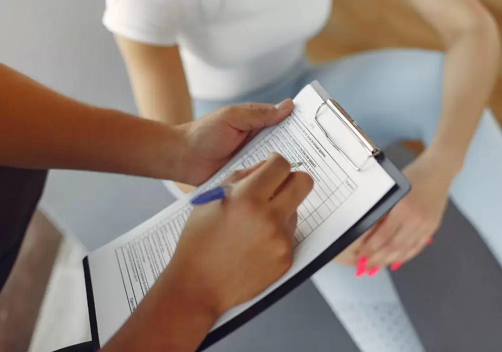 Programa de ejercicios terapéuticos para adultos mayores diseñado por kinesiólogo