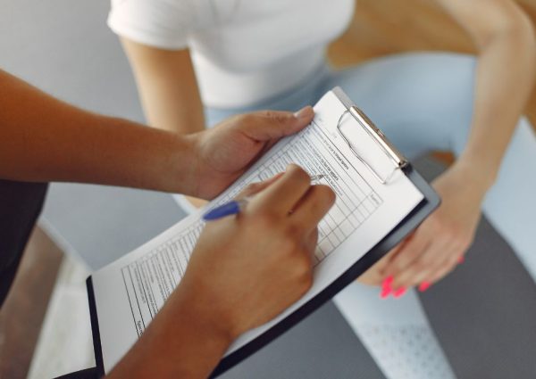 Programa de ejercicios terapéuticos para adultos mayores diseñado por kinesiólogo